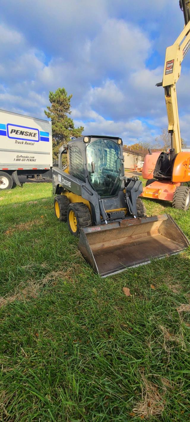 Used equipment sales loader skid steer j deere 318 in Tri-County Area